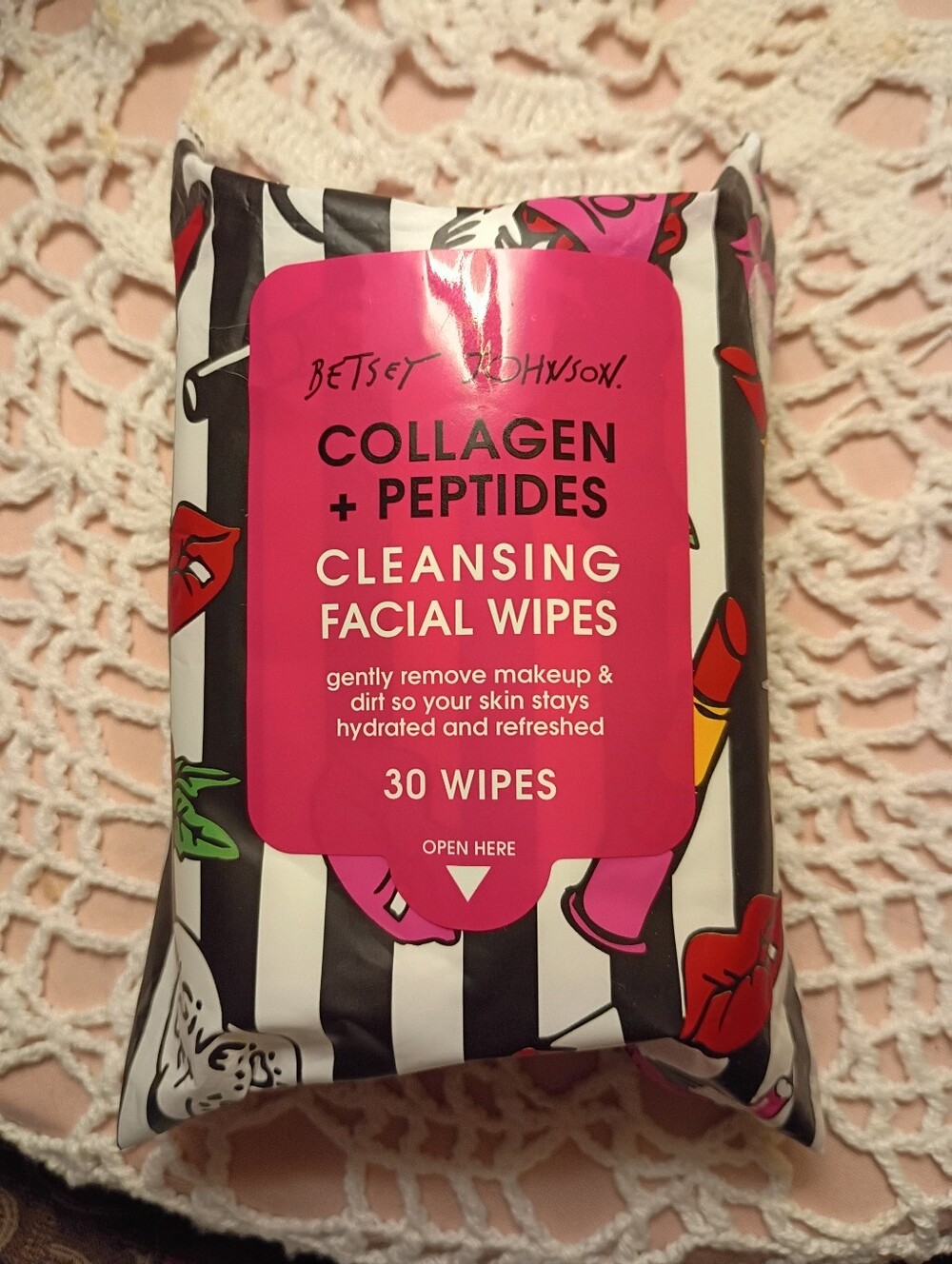Betsey Johnson Cleansing Facial Wipes, 30 Count, Collagen & Peptides, NIP